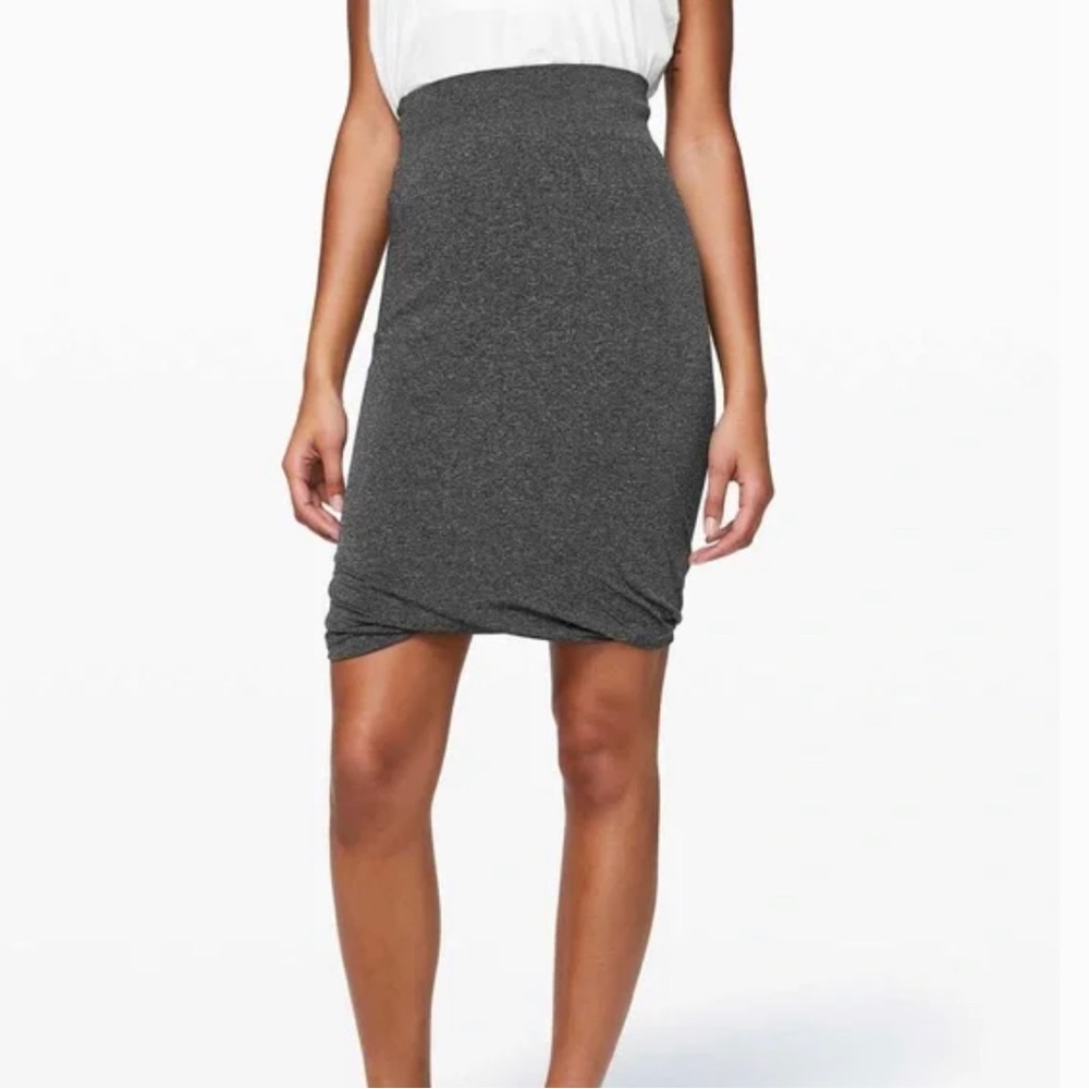 Lululemon on the move boulevard skirt size 6 gray